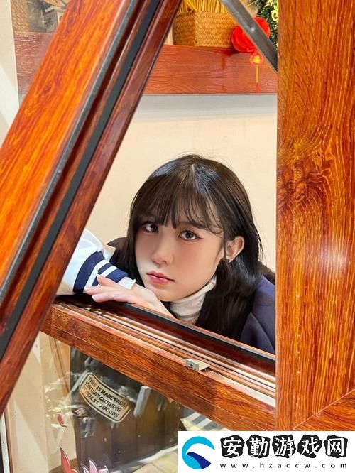 ?；ㄅ吭诓ＡТ?></p><p>?；ㄊ切@里的風云人物，她的美麗總能引起無數注目。在那窗邊，她孤獨地望著外面的世界，似乎在思考著什么。陽光灑在她的發(fā)上，襯托出她清晰的面容與溫柔的氣質。此刻，她的心里充滿了對未來的期待和不安。校花趴在玻璃窗，一邊欣賞著同學們的歡聲笑語，一邊陷入了自己的思緒中。</p><p>她曾被無數名男生追求，大家都以為她是個無所憂慮的女孩。然而，在她華麗的外表背后，隱藏著的是對未來的迷茫。學業(yè)的壓力、家庭的期望，甚至是對愛情的渴望，都讓她感到無形的重擔。?；ㄅ吭诓ＡТ?，心中暗自下定決心，無論如何都要努力向前，不讓青春的美麗白白浪費。</p><p>窗外，朋友們正在策劃著一次郊游，那是一個充滿歡聲笑語的提議。她幾乎可以想象到，跟朋友們一同享受陽光與自然的場景。然而，?；▍s覺得自己的心情有些沉重。她害怕被人看到內心的脆弱，只能躲在這扇玻璃窗后，仿佛與這個世界隔絕開來。?；ㄅ吭诓ＡТ埃m然外邊的歡鬧聲聽得清清楚楚，但她卻難以融入其中。</p><p>就在這個時候，好友走了進來，目光一眼就捕捉到了?；ǖ那榫w。她輕輕走過來，坐在?；ㄉ磉?，和她分享起最近的趣事。那一刻，陽光透過窗戶，灑在兩個女孩的身上，溫暖而明亮。?；ǖ男那闈u漸被友誼的溫度融化，她發(fā)現自己并不孤單，身邊始終有著支持自己的朋友。</p><p>在這一場景中，?；ㄅ吭诓ＡТ暗漠嬅孀兊蒙鷦悠饋?。她將臉頰貼在窗玻璃上，仙楓游戲網發(fā)笑，笑容中夾雜著對生活的感悟。青春就是這樣的復雜而美麗，盡管有波瀾起伏，但更多的是陽光燦爛的時刻。她暗自提醒自己，應該珍惜身邊的人和事，迎接每一次挑戰(zhàn)。</p><p>最后，?；Q定走出這扇窗戶，參與到同學們的歡笑中。她輕輕起身，朝窗外走去，仿佛從玻璃的束縛中解放了出來。在那一瞬間，?；靼祝啻弘m短暫，但只要心中有夢想，生活就會充滿無限可能。校花趴在玻璃窗的故事，將會成為她青春歲月中最美麗的回憶。</p>            </div>
        </div>
        <div   id=